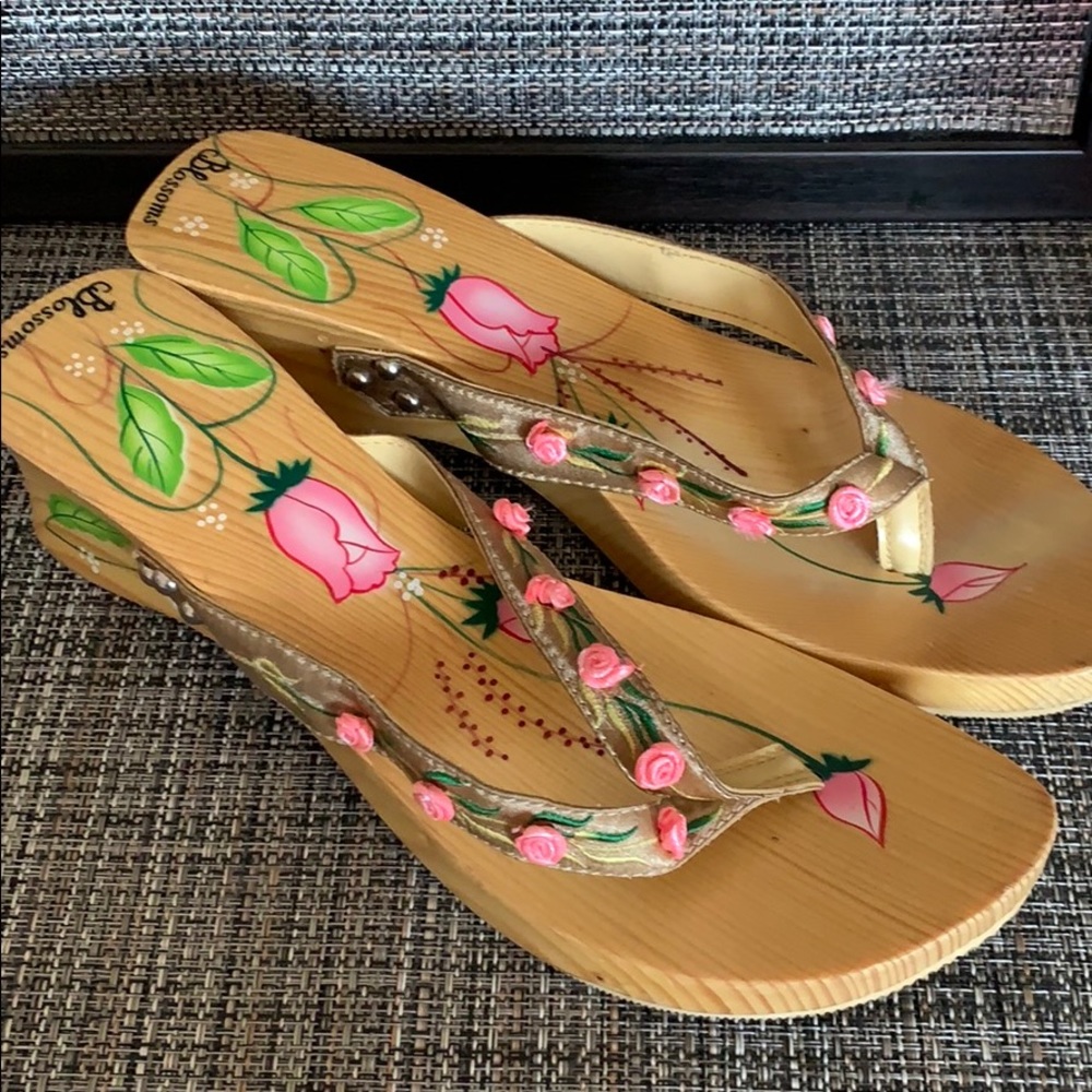 Wood sandals with flower design